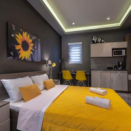 Black N Yellow Apartment Atene Esterno foto