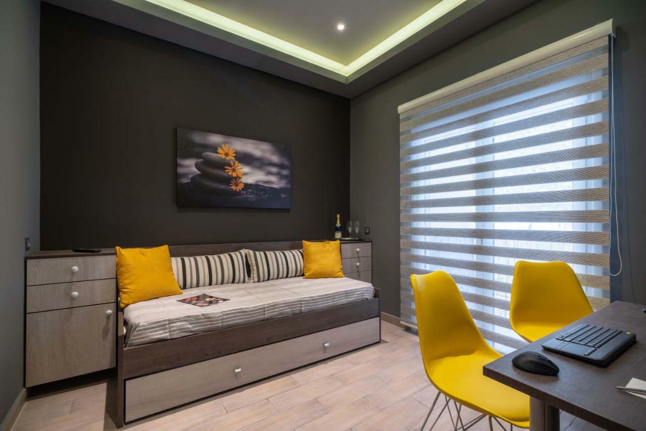 Black N Yellow Apartment Atene Esterno foto