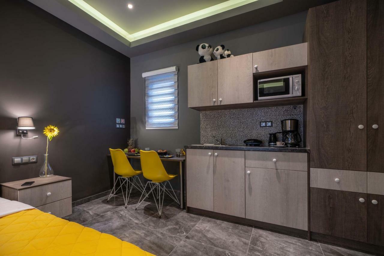 Black N Yellow Apartment Atene Esterno foto