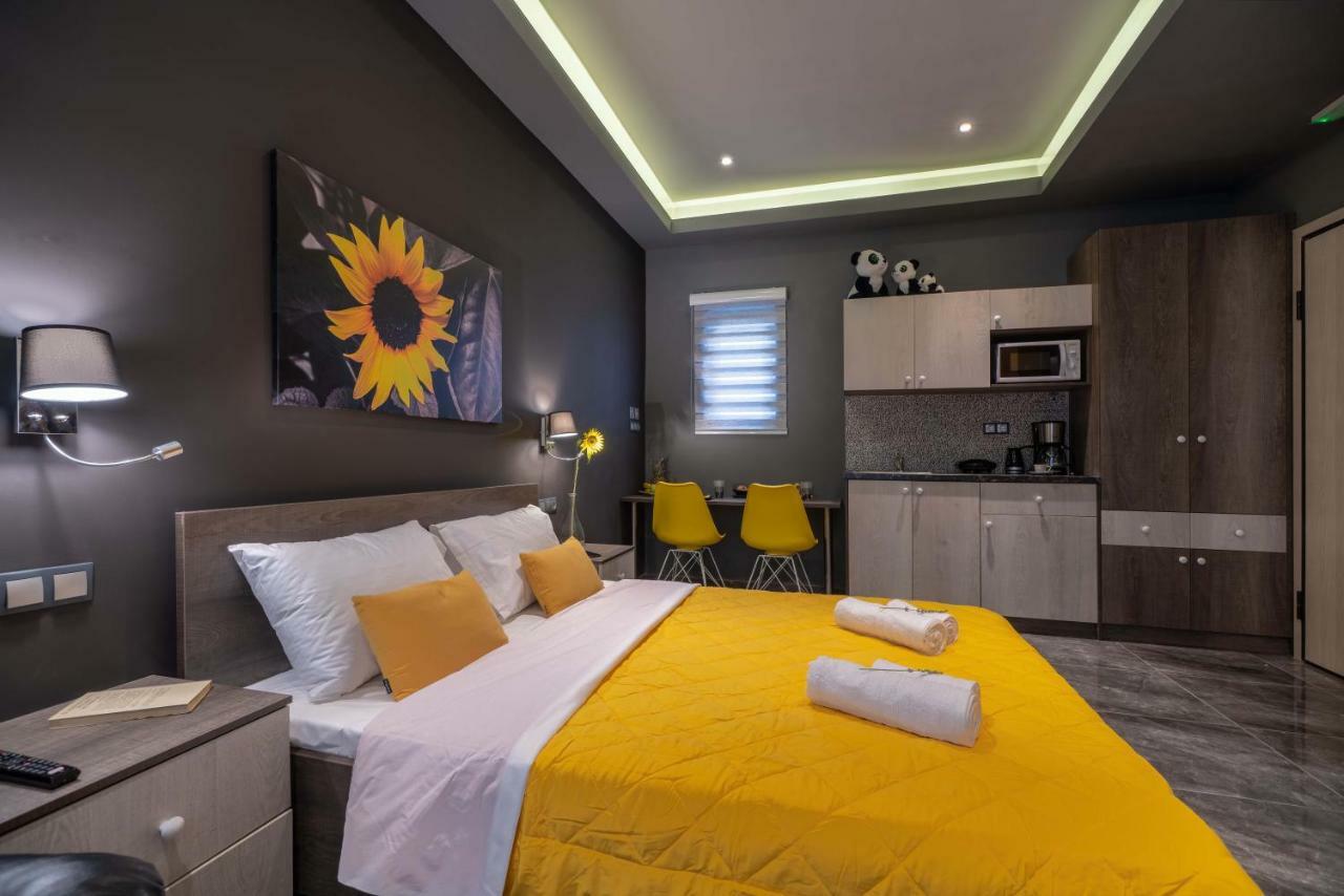 Black N Yellow Apartment Atene Esterno foto